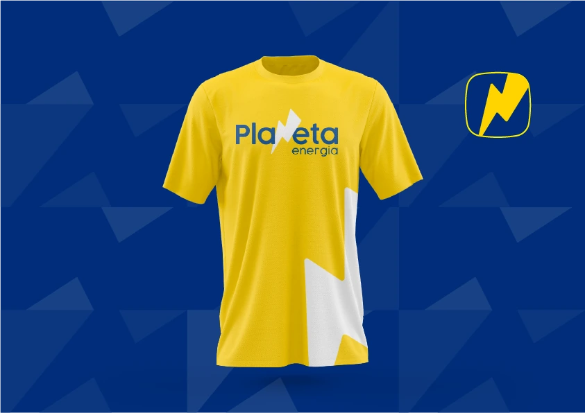 Mockup de camiseta amarela Planeta Energia com logotipo no peito e um raio branco ampliado na lateral