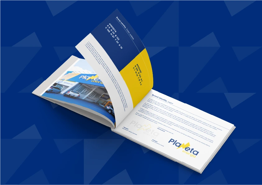 Mockup do manual de identidade Planeta Energia aberto nas páginas de cores e apresentação do logotipo