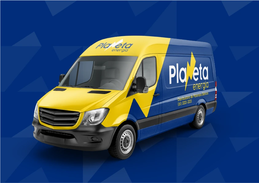 Mockup de veículo comercial Planeta Energia com frente amarela, lateral azul e raio integrado à comunicação da marca