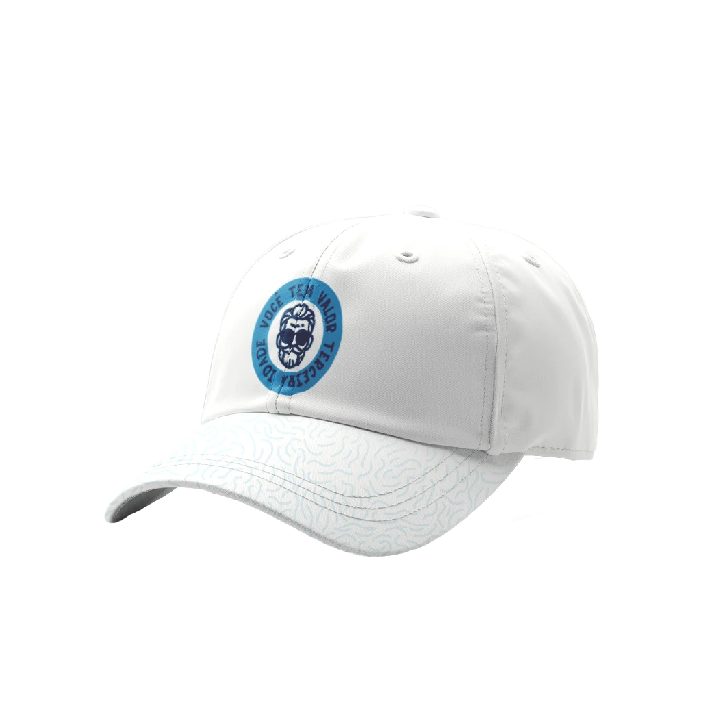 Mockup de boné branco com selo azul Você Tem Valor e padrão gráfico na aba